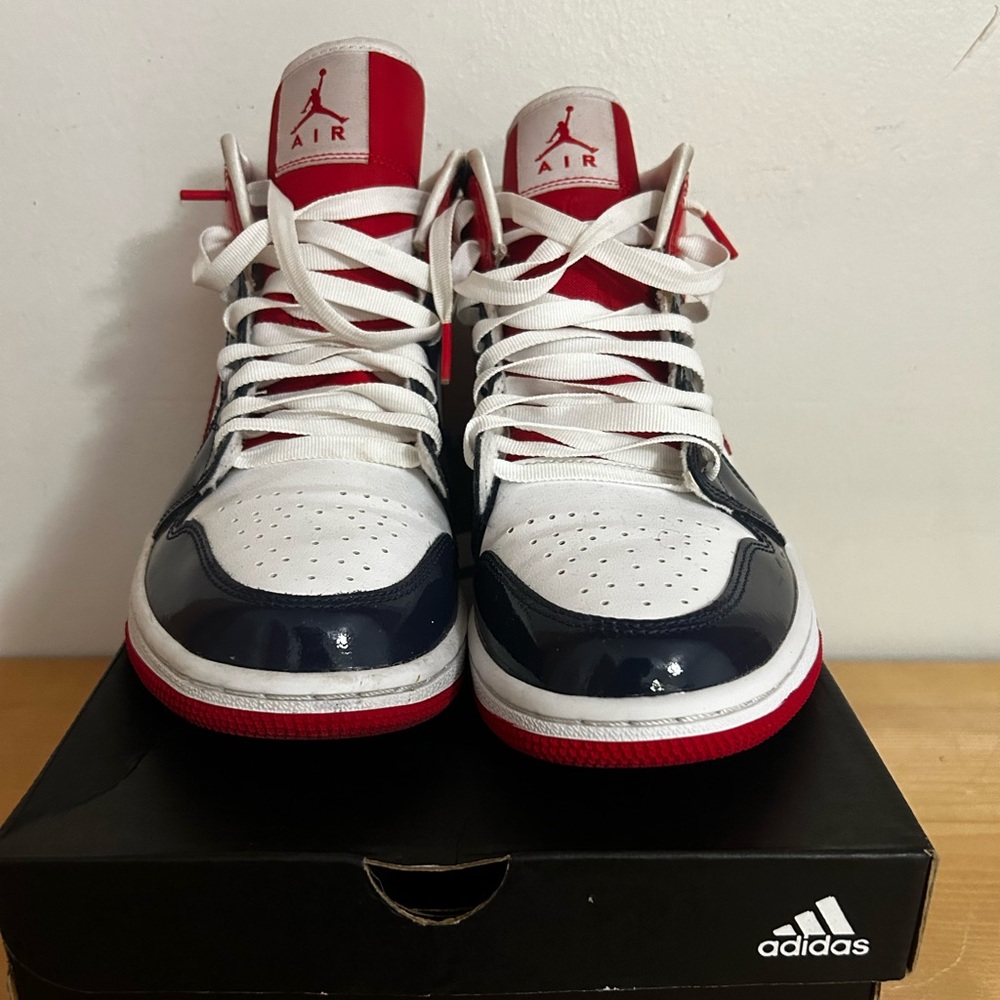 Woman's AIR JORDAN 1 MID SE - PATENT LEATHER - WHITE/NAVY/RED